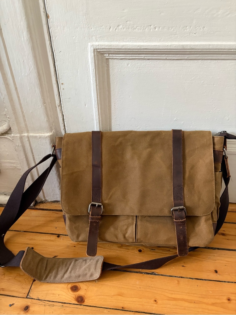Canvas Messenger Bag in Brown